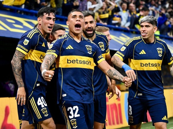 Colombian forward Hinestroza becomes Boca's first signing for $5 million