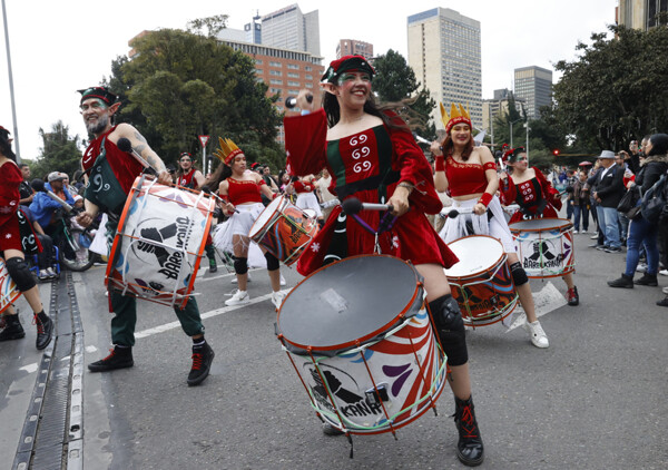 Bogotá ignites Christmas with a mini-carnaval of over 1,000 artists