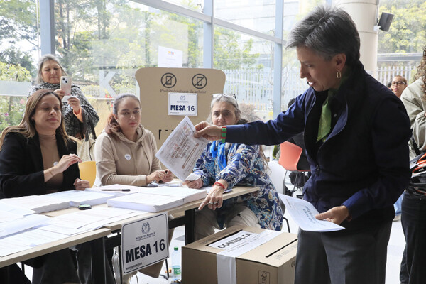 Colombian Presidential Primary Candidates Vote with Hope for Victory
