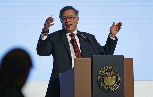 Petro Compares US Deportations to WWII Concentration Camps