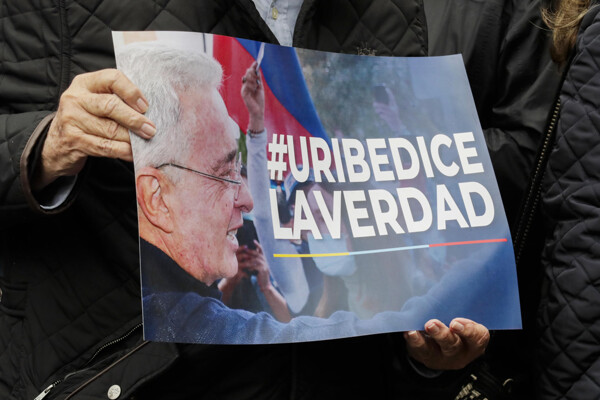 Álvaro Uribe defends himself in court against bribery claims