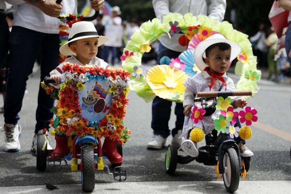 Дети празднуют Feria de las Flores в Медельине
