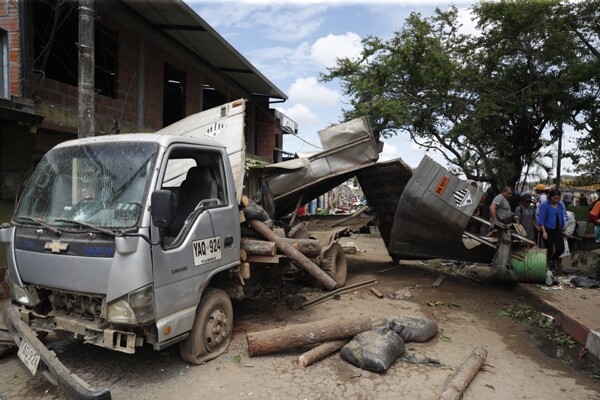 Escalation of guerrilla violence and death of children in bombings fuel criticism of Petro