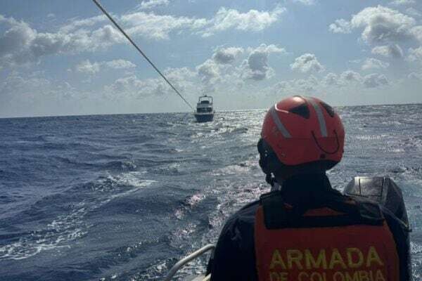 ВМС Колумбии спасают застрявшую лодку у берегов Сан-Андреса